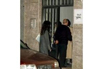 Portal de acceso a la vivienda donde apareció el cadáver del sacerdote