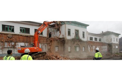 Obras de demolición de las antiguas escuelas para despejar el terreno sobre el que se iba a construir el parador. JESÚS F. SALVADORES.