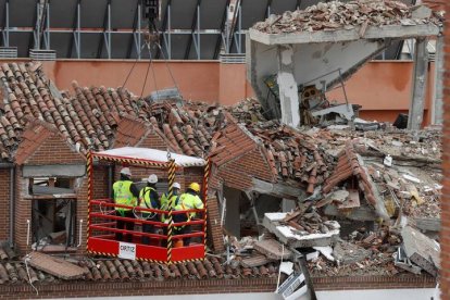 Expertos comprueban los daños ocasionados tras la explosión registrada ayer en el número 98 de la calle Toledo. J.J. GUILLÉN