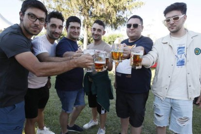 El parque de La Bolenga comenzó ayer a recibir a los primeros visitantes a la Feria del Lúpulo y la Cerveza que este año viene cargada de actividades. RAMIRO