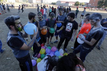 Secuencia de un encuentro de nuevos alumnos y veteranos ayer en el campus. MARCIANO PÉREZ