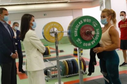 Los reyes visitan a Lydia Valentín en el Centro de Alto Rendimiento de Madrid durante un entrenamento en 2020. DL