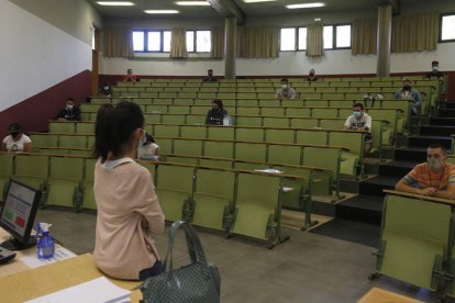 Alumnos durante una de las convocatorias extraordinarias de la Ebau en Derecho. FERNANDO OTERO