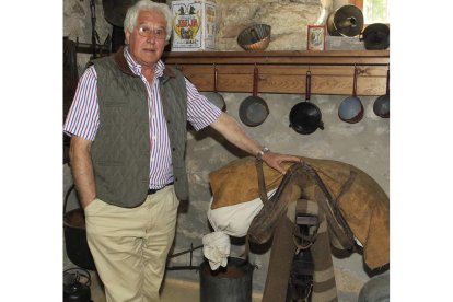 Isaac Álvarez, junto a algunas de las piezas que se muestran en su museo de Torre.