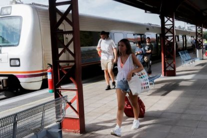 Pasajeros esperando en los andenes de una estación de tren. KIKO DELGADO