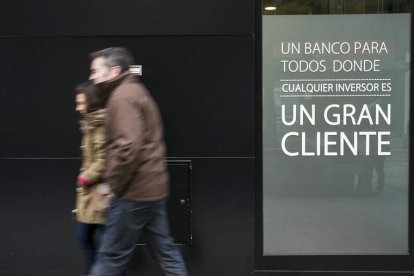 La pandemia ha trastocado la economía de las familias, haciendo a unas más vulnerables y disparando el ahorro en otras. FERNANDO OTERO