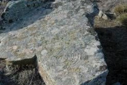 La segunda piedra no presenta cazoletas (huecos), sólo laberintos