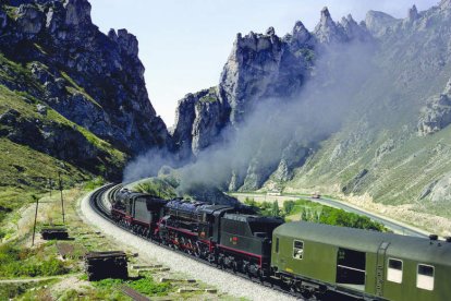 El furgón es un coche UIC-X de origen alemán que estaba equipado con una caldera para suministrar calefacción de vapor al tren.