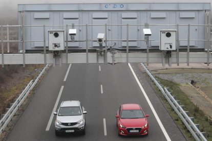 Imagen de archivo del radar instalado en el kilómetro 397,6 entre Camponaraya y Carracedelo. L. DE LA MATA