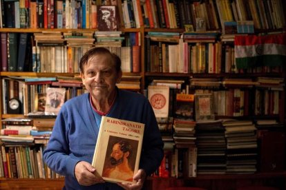 El pedagogo gallego José Paz en su biblioteca Tagore