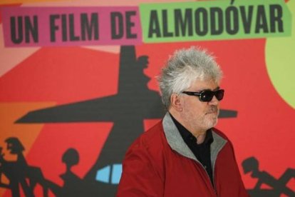 Pedro Almodóvar posa durante la presentación del filme 'Los amantes pasajeros'.