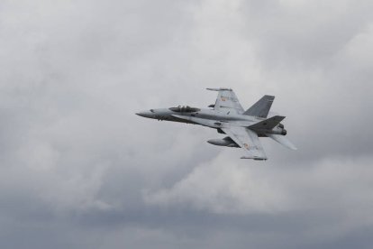 Los F-18 serán los encargados del espectáculo aéreo durante la entrega de despachos en la Academia Básica del Aire. JESUS F. SALVADORES