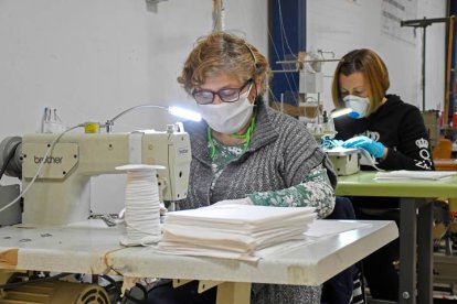 Varias mujeres fabrican mascarillas en Segovia. PABLO MARTÍN