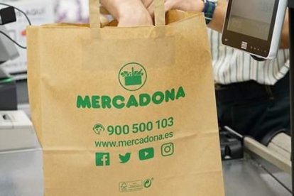 Mercadona se pasa a las bolsas de papel para evitar el plástico