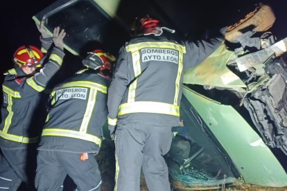 Imagen de los bomberos junto al coche accidentado. DL