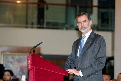 El rey durante un encuentro con la colectividad española residente en Marruecos. JUANJO MARTÍN