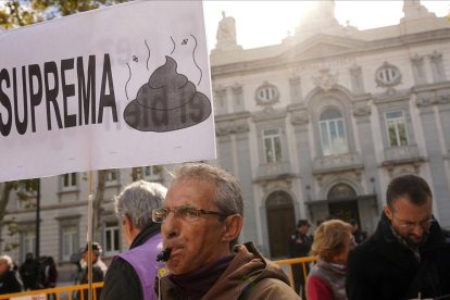 Protesta ante las puertas del Tribunal Supremo por la decisión de este tribunal sobre el pago del impuesto de las hipotecas.