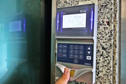 Los lectores biométricos están colocados en las puertas de los centros de trabajo. RAMIRO