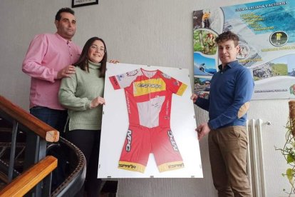 Claudia Arias entregó el maillot con el que subió a lo más alto del podio en el Europeo.