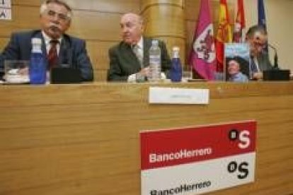 Fernando Aller, director de Diario de León, Fabián Estapé y Juan Velarde durante la charla