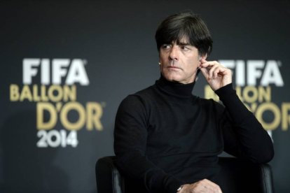El entrenador de la selección de fútbol de Alemania, Joachim Löw, nominado al Balón de Oro al mejor entrenador, ofrece una rueda de prensa antes de la gala de la FIFA que se celebra hoy en Zúrich, Suiza.