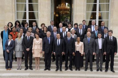 Hollande posa para la foto de familia con los miembros del consejo de ministros en el Elíseo.