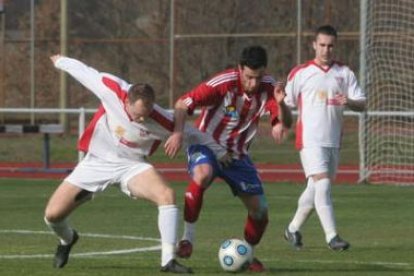 Lago, que falló un penalti, se lleva el balón.