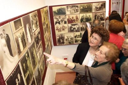 Decenas de vecinos asistieron a la inauguración de la exposición de fotografías antiguas.