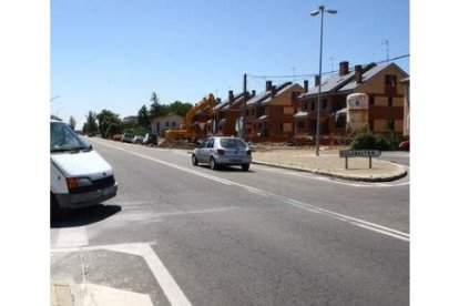 Acceso a Villabalter donde se construirá la rotonda.