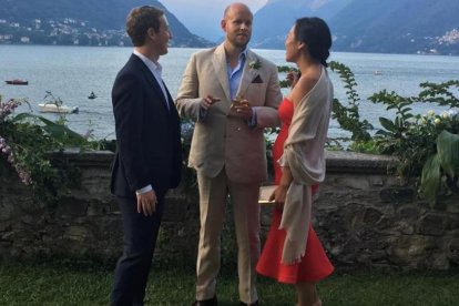 Mark Zuckerberg con su esposa Priscilla Chan en la boda de Daniel Ek.