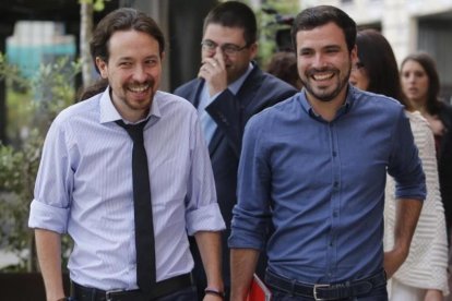 Pablo Iglesias y Alberto Garzón llegan al Hotel Ritz de Madrid a un desayuno informativo.