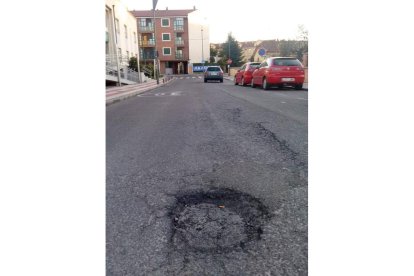 Uno de los baches en Pinilla. DL