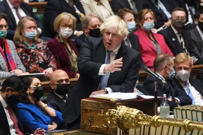 Boris Johnson, ayer, en la Cámara de los Comunes, se enfrenta a propios y ajenos. JESSICA TAYLOR