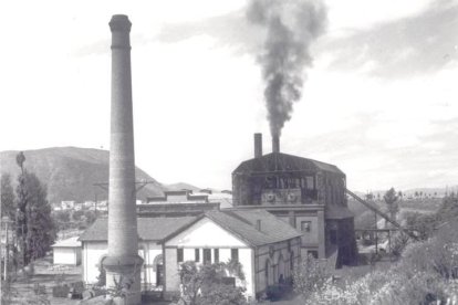 Antigua térmica de la MSP con sus chimeneas humeantes. LUCIANO GALBÁN