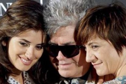 Almodóvar con Penélope Cruz y Blanca Portillo.