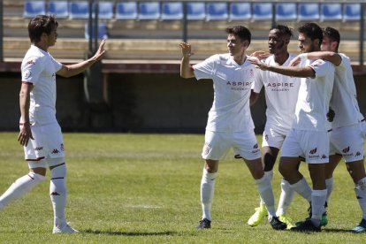 Los culturalistas celebran uno de sus tres  goles ante el equipo soriano. FERNANDO OTERO