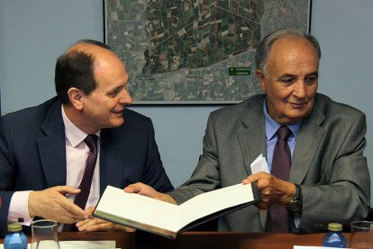 Francisco Norte y Ramón Ferrero durante la firma.