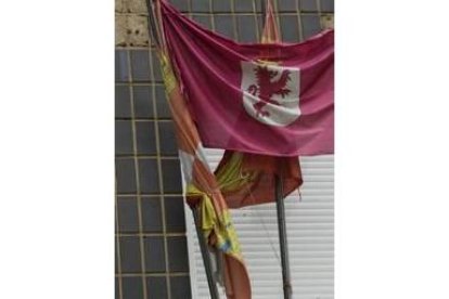 Bandera leonesista izada en el Colegio Teodoro Martínez Gadañón