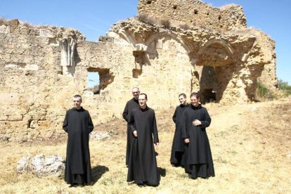 Los monjes benedictinos volvieron a pisar el monasterio leonés de San Pedro de Eslonza, actualmente en ruinas.