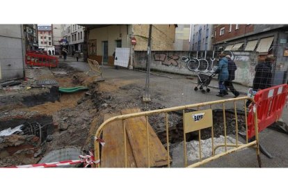 Zanjas en la calle Real, cerca del mercado de Abastos, con viandantes con carros camino de las compras. ANA F. BARREDO