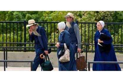 Miembros de la comunidad amish entrando en el juzgado.