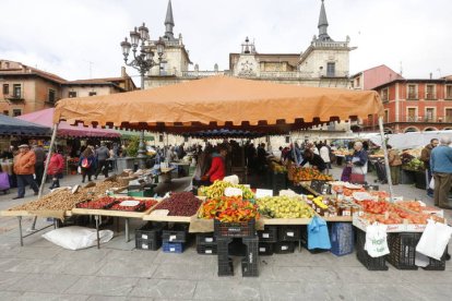 Mercadillo de la Plaza Mayor. MARCIANO PÉREZ