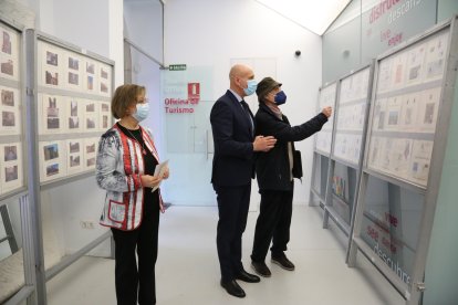 Presentación del matasellos y sello de correos que conmemoran el 70º aniversario del Grupo Filatélico Leonés. AYUNTAMIENTO DE LEÓN