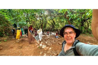 El reportero Manuel Félixllega al bosque en el que los habitantes de Senegal penetran en agujeros de 15 metros para extraer el oro. MANUEL FÉLIX