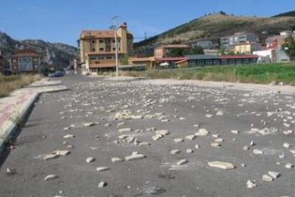 Los restos de baldosas destrozadas fueros esparcidos por la calzada de la calle de La Ribera.