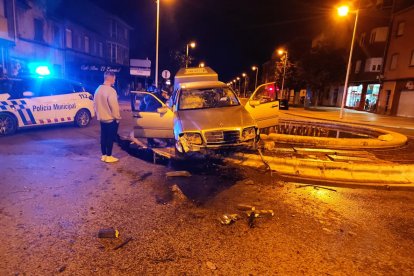 Estado en el que quedó el vehículo accidentado tras chocar contra la glorieta de Cuatrovientos. AYUNTAMIENTO DE PONFERRADA