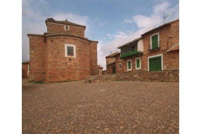 Al fondo, la parte trasera de la iglesia del pueblo.