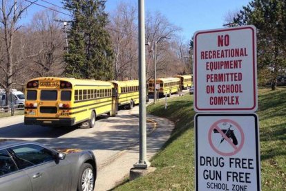 El autobús escolar aparcado delante del Instituto Regional Franklin de Murrysville