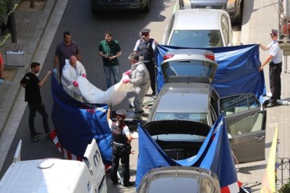 Hallazgo del cadáver de un hombre en un coche aparcado en el distrito de Sants-Montjuïc.