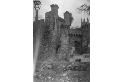 El castillo, entre 1892 (la farola es eléctrica) y 1909 (el puente está entero).